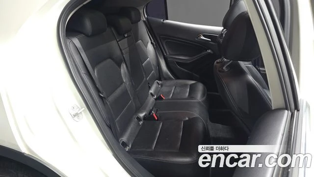 Mercedes-Benz GLA 200, снимка 12 - Автомобили и джипове - 56077602