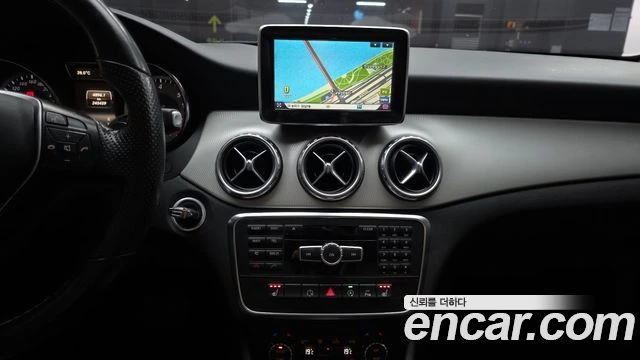 Mercedes-Benz GLA 200, снимка 14 - Автомобили и джипове - 56077602