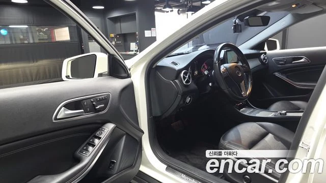Mercedes-Benz GLA 200, снимка 10 - Автомобили и джипове - 56077602