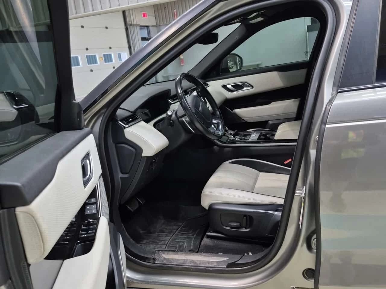 Land Rover Range Rover Velar  R DYNAMIC SE | PANO | ЦЕНА ДО БЪЛГАРИЯ , снимка 5 - Автомобили и джипове - 55190969