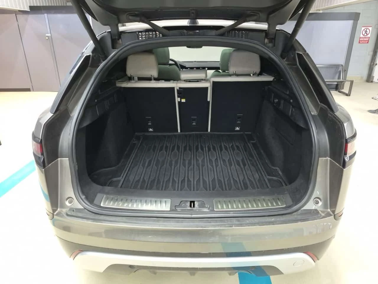 Land Rover Range Rover Velar  R DYNAMIC SE | PANO | ЦЕНА ДО БЪЛГАРИЯ , снимка 14 - Автомобили и джипове - 55190969