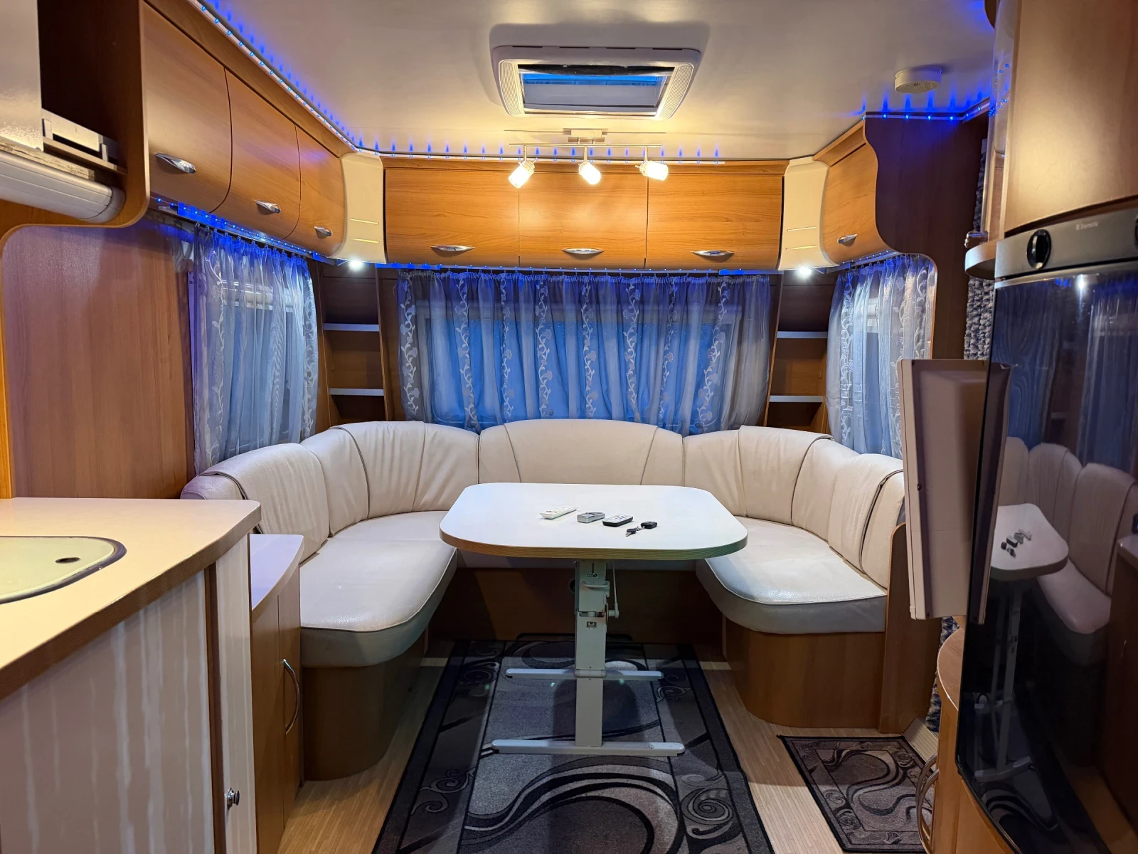 Каравана LMC Kondor Junior -КЛИМАТИК/СОЛАР/ИНВЕРТОР 3kw/TOP, снимка 9 - Каравани и кемпери - 54084618