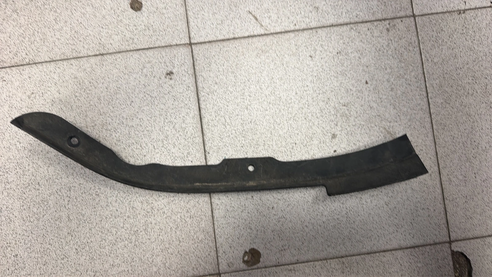 Спойлер преден Audi A8 4H/D4 2010- RH 4H0853888B, снимка 2 - Части - 55960961
