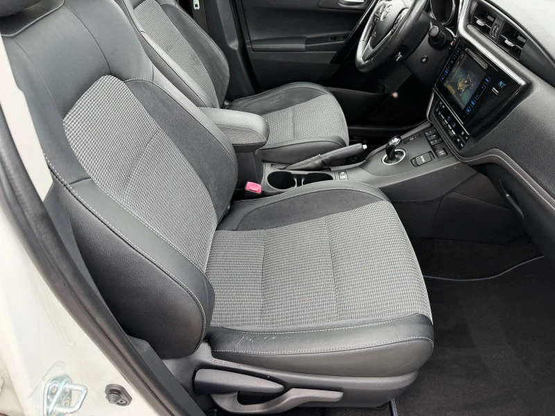Toyota Auris 1.8 HYBRID(КАТО НОВА), снимка 11 - Автомобили и джипове - 52212135