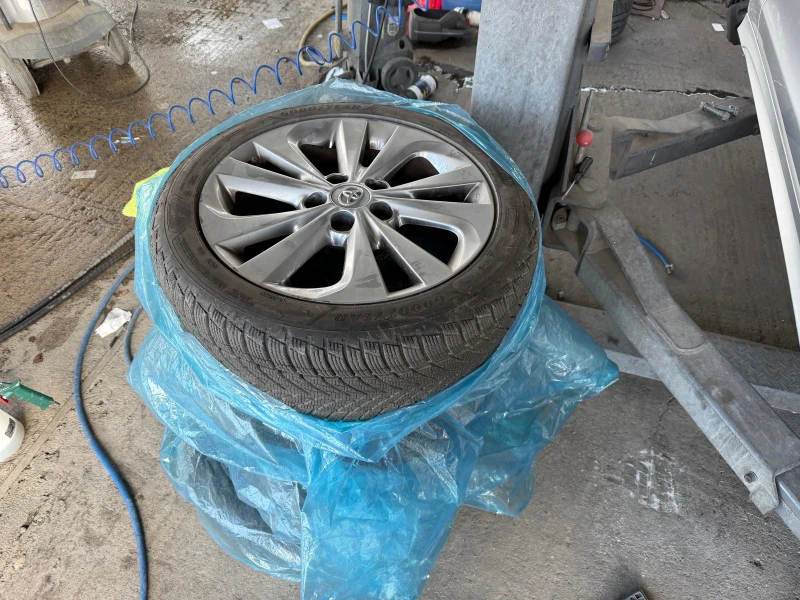 Toyota Auris 1.8 HYBRID(КАТО НОВА), снимка 17 - Автомобили и джипове - 52212135