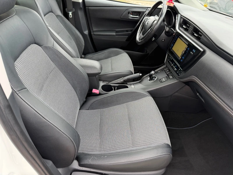 Toyota Auris 1.8 HYBRID(КАТО НОВА), снимка 13 - Автомобили и джипове - 52212135