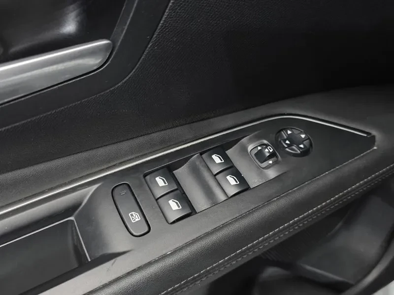 Peugeot 3008 1.6 BlueHDI, снимка 17 - Автомобили и джипове - 54298728