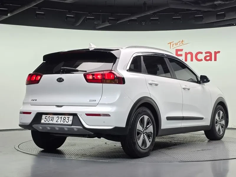 Kia Niro Luxury, снимка 2 - Автомобили и джипове - 55740145
