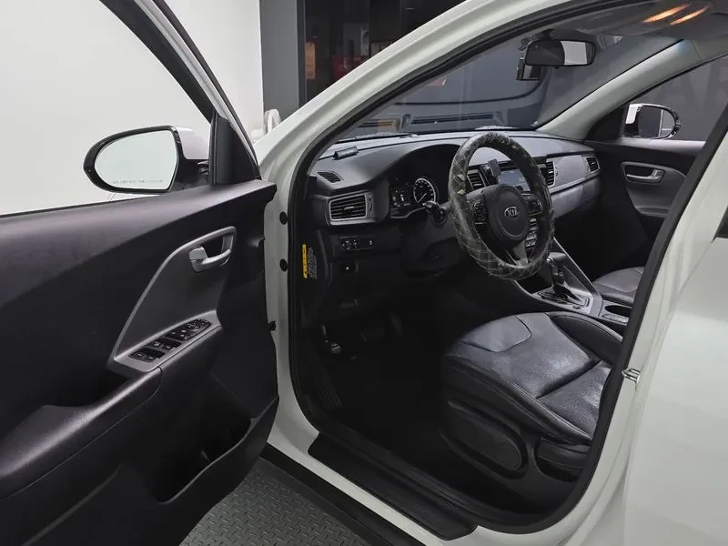 Kia Niro Luxury, снимка 10 - Автомобили и джипове - 55740145
