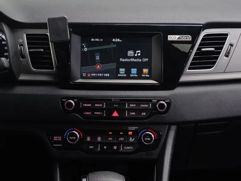 Kia Niro Luxury, снимка 13 - Автомобили и джипове - 55740145