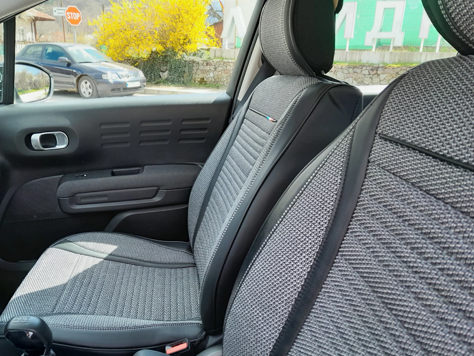 Citroen C3 Aircross 1.2 PureTech 110 S&S Shine, снимка 9 - Автомобили и джипове - 54170855