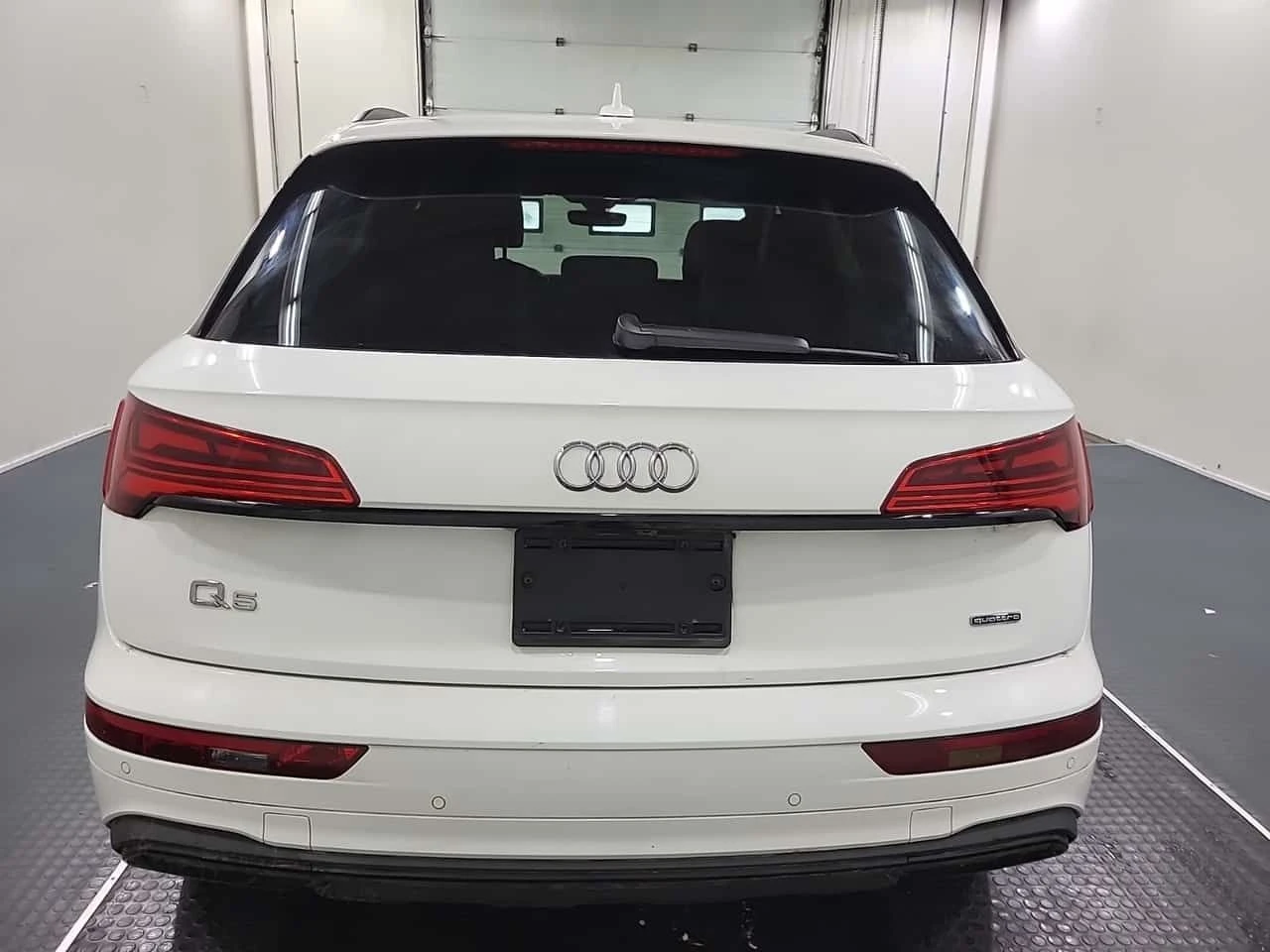 Audi Q5 * Komfort * ДИСТРОНИК* КАМЕРА* ПОДГРЕВ* , снимка 4 - Автомобили и джипове - 54890638