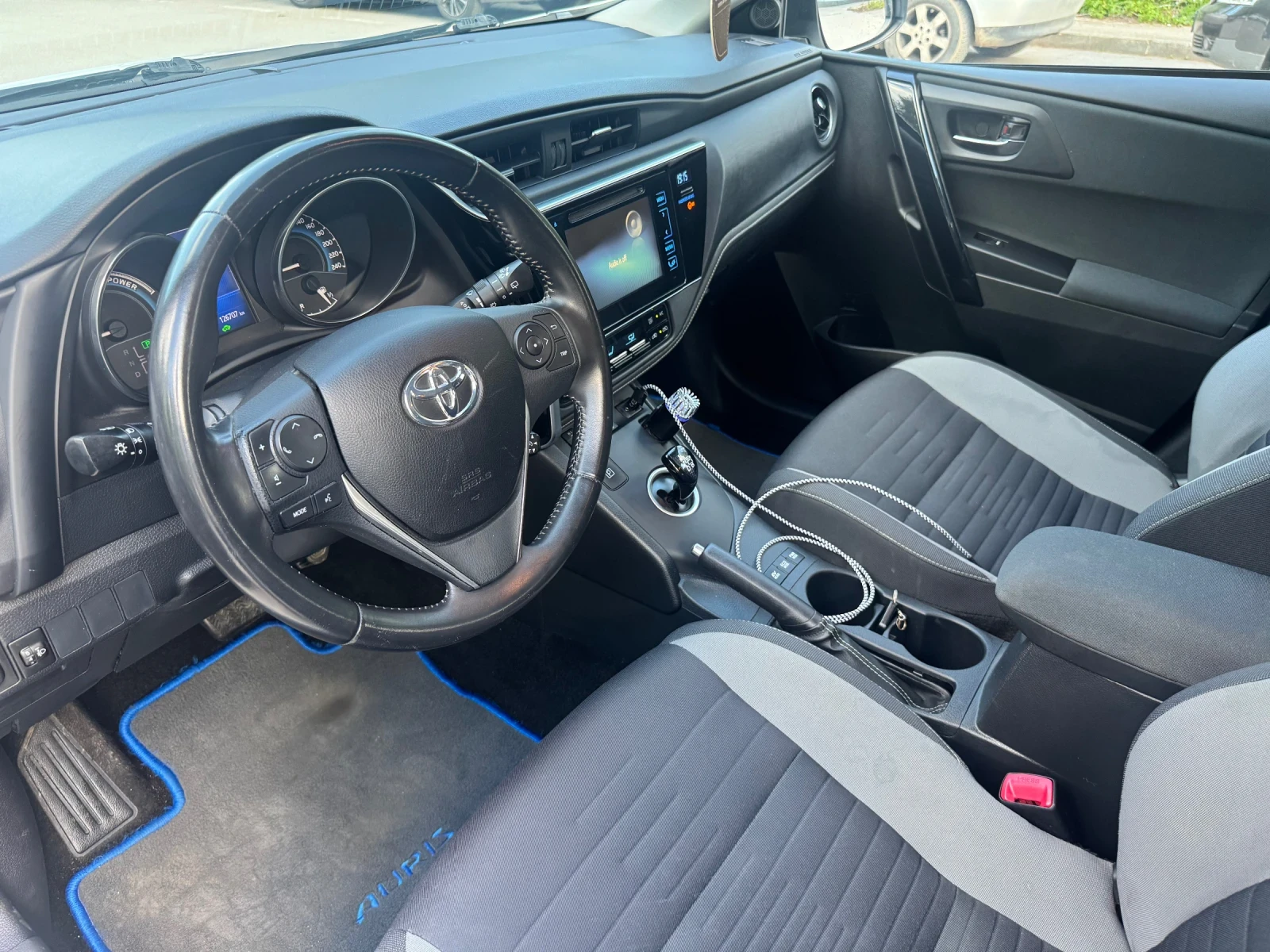Toyota Auris 1.8 Hybrid, снимка 9 - Автомобили и джипове - 54443954