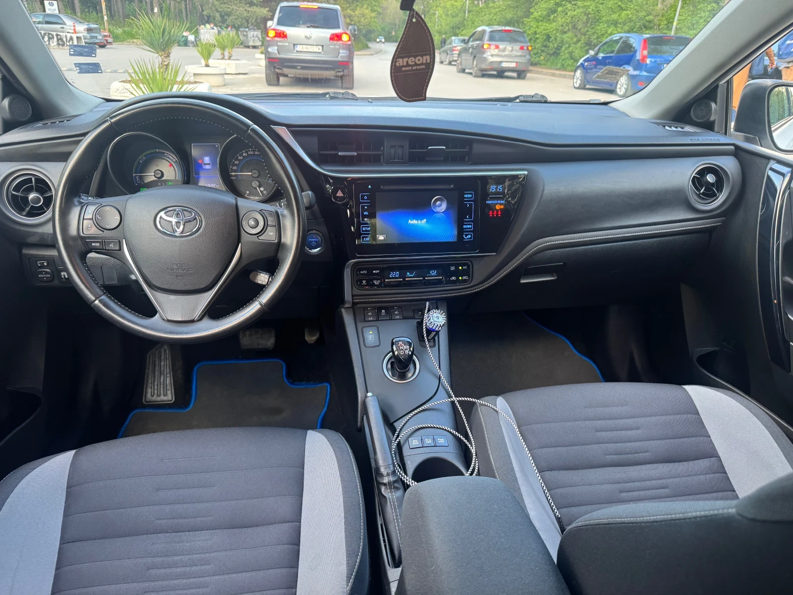 Toyota Auris 1.8 Hybrid, снимка 8 - Автомобили и джипове - 54443954
