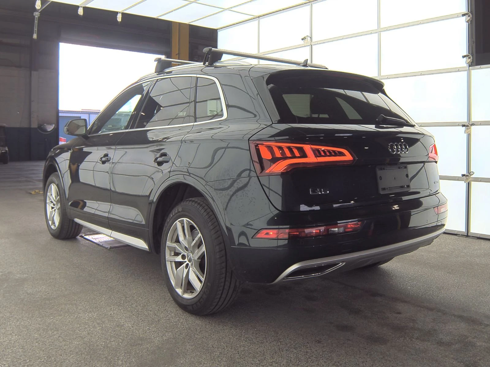 Audi Q5 Premium* Подгрев* М.Точка* 8ZF* Keyless* Пано*  - изображение 6