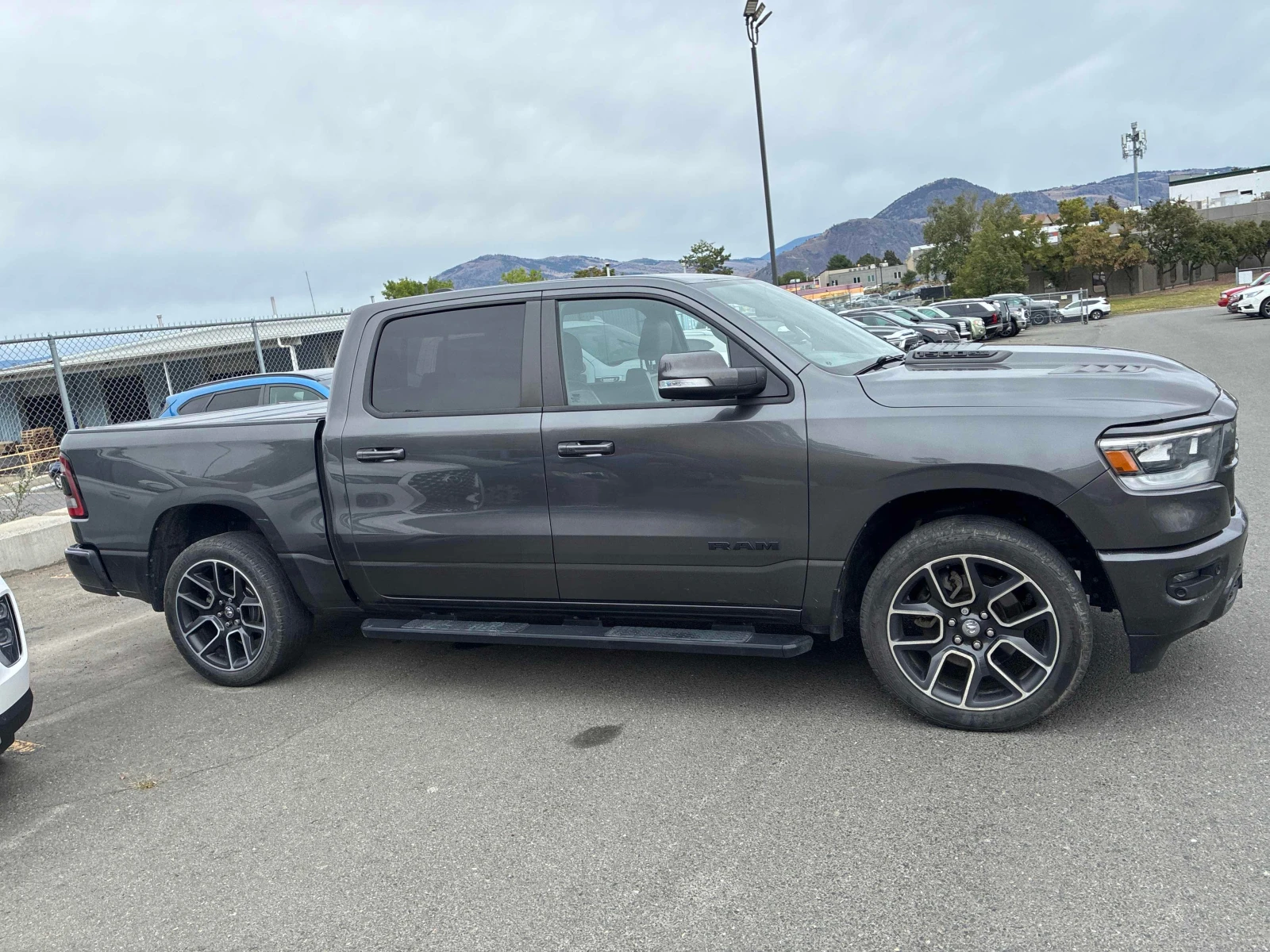 Dodge RAM 1500 * Sport * CARFAX * БЕЗ ПЪРВОНАЧАЛНА ВНОСКА, снимка 3 - Автомобили и джипове - 55948235
