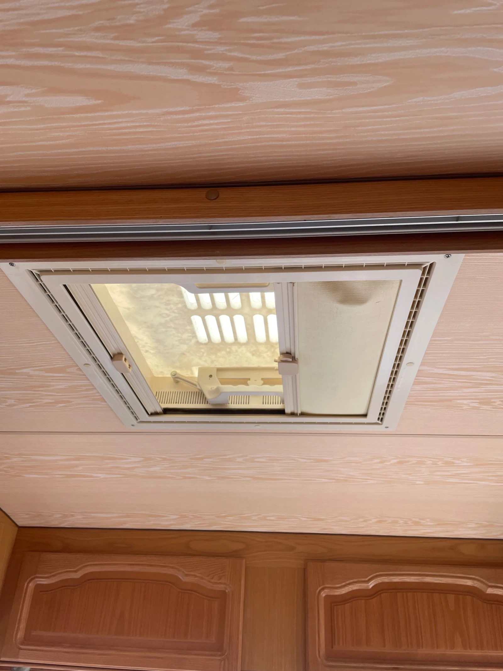 Каравана Tabbert Tabbert Comtesse TD 490 1300 кг.за 4 Човека, снимка 17 - Каравани и кемпери - 53841540