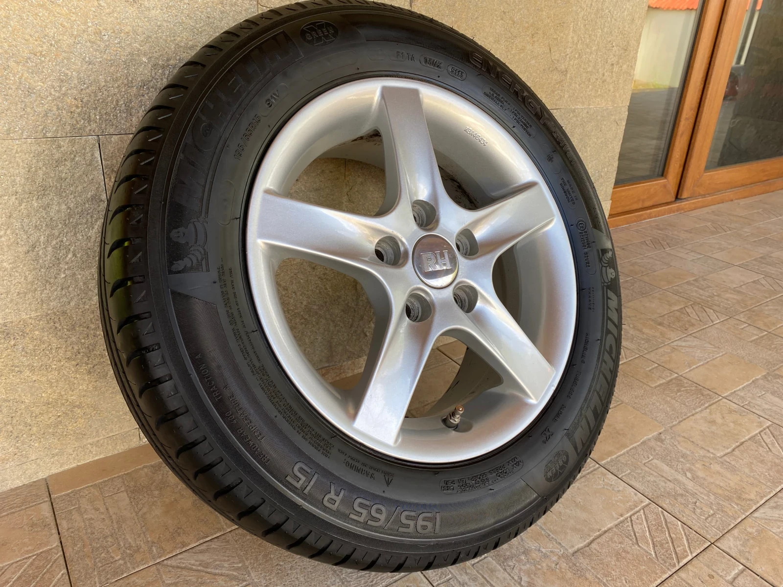 Гуми с джанти Michelin 195/65R15, снимка 3 - Гуми и джанти - 54542298