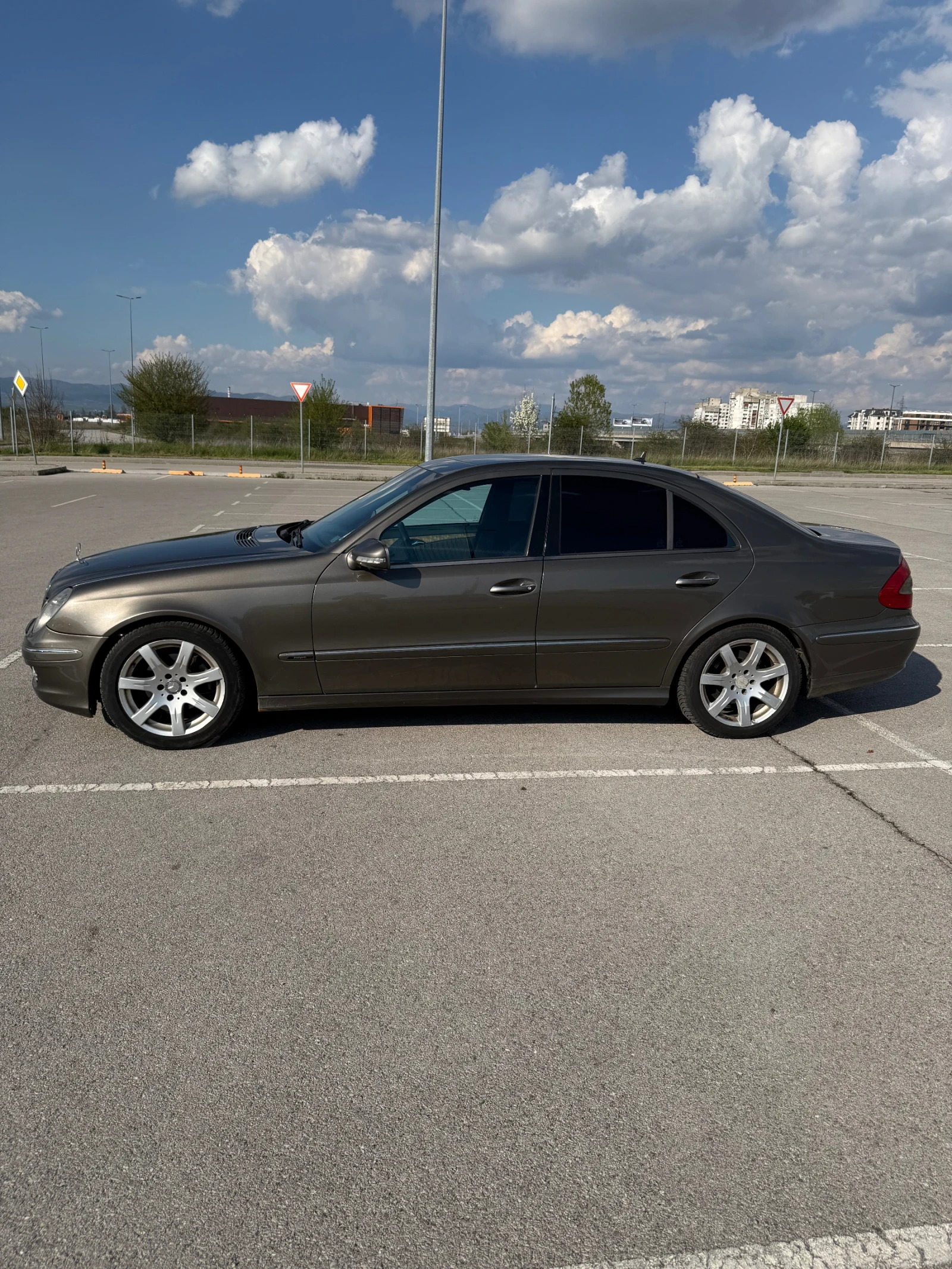 Mercedes-Benz E 220, снимка 3 - Автомобили и джипове - 54240608