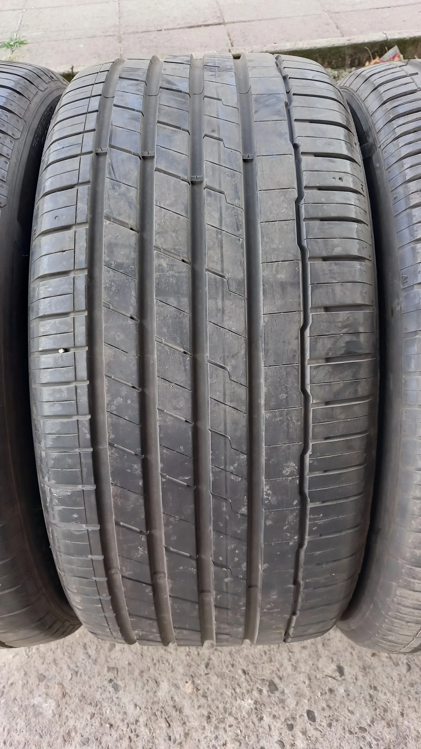 Гуми Летни 295/40R21, снимка 3 - Гуми и джанти - 56103929
