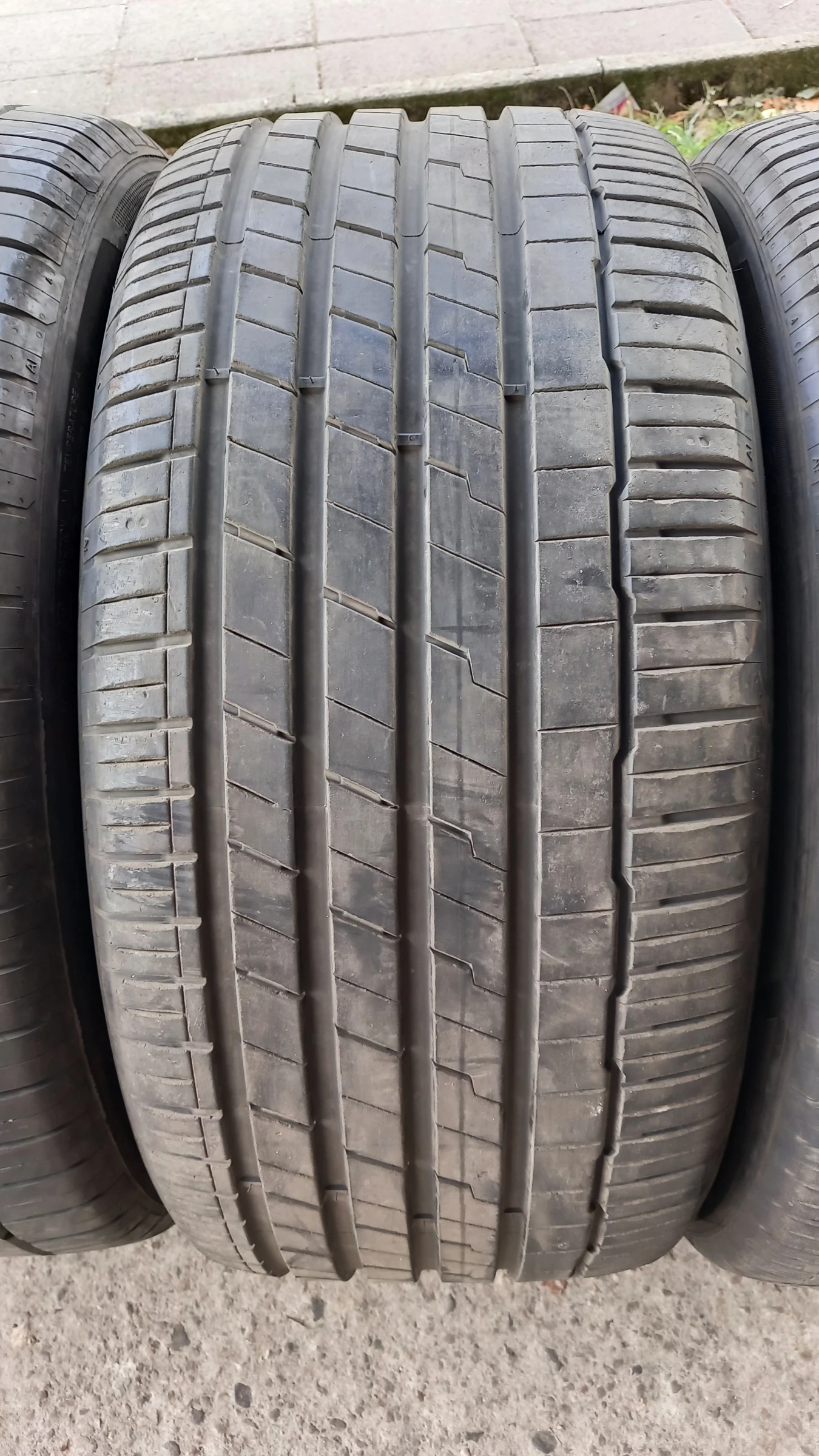 Гуми Летни 295/40R21, снимка 4 - Гуми и джанти - 56103929