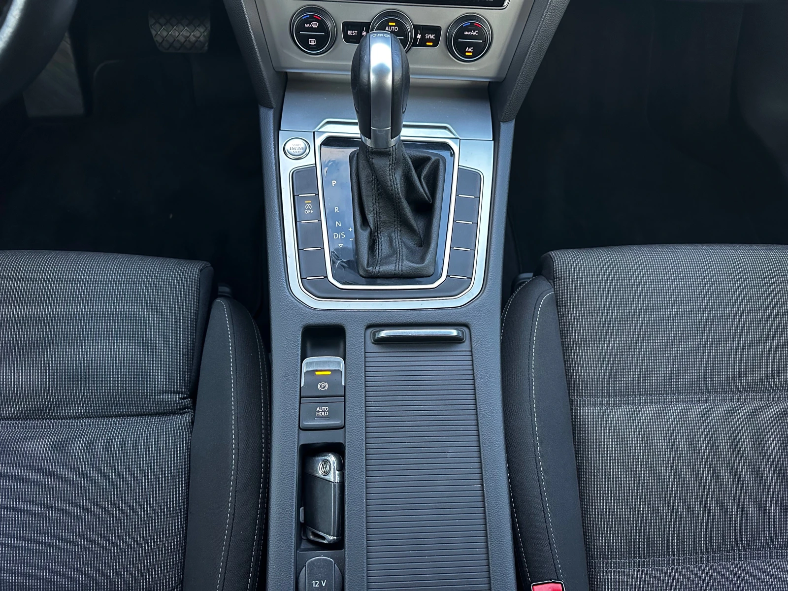 VW Passat 2.0TDI 150. DSG* Massage* BlindSpot | Mobile.bg   15