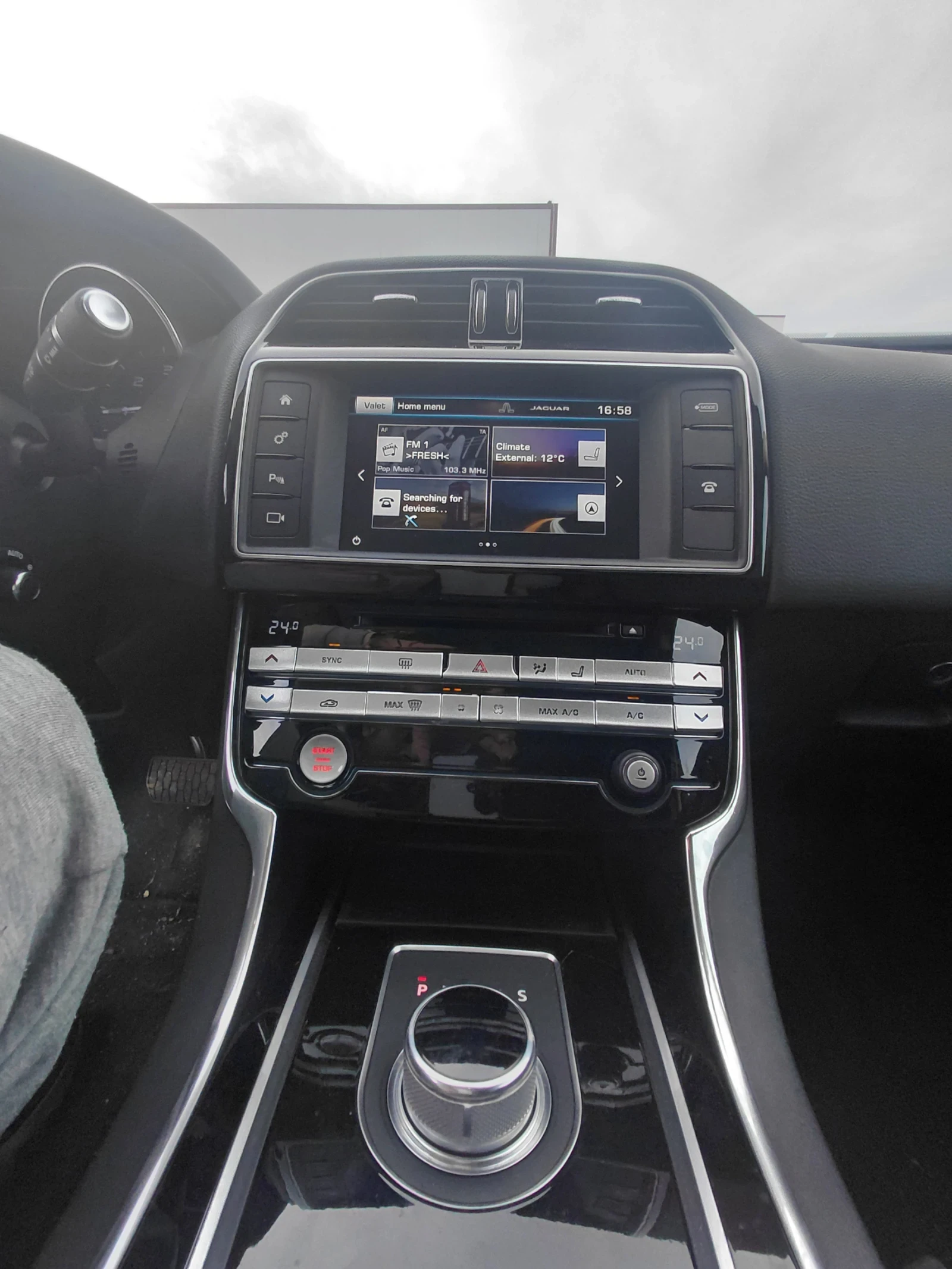 Jaguar XE 2.0, снимка 11 - Автомобили и джипове - 54222174