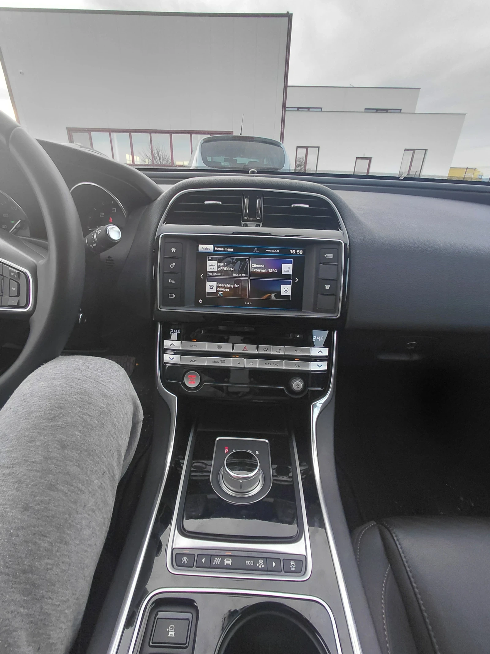 Jaguar XE 2.0, снимка 10 - Автомобили и джипове - 54222174