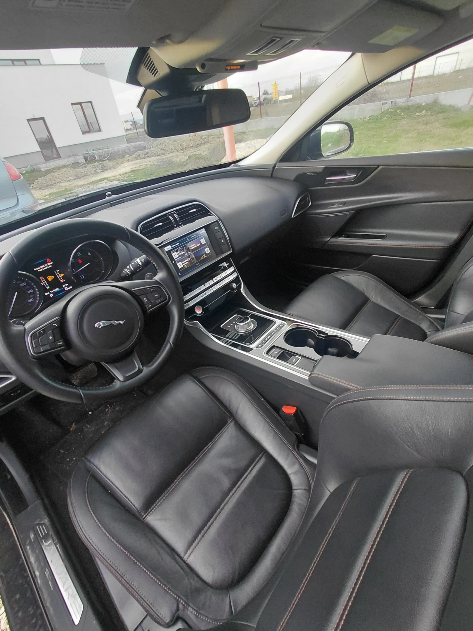 Jaguar XE 2.0, снимка 9 - Автомобили и джипове - 54222174