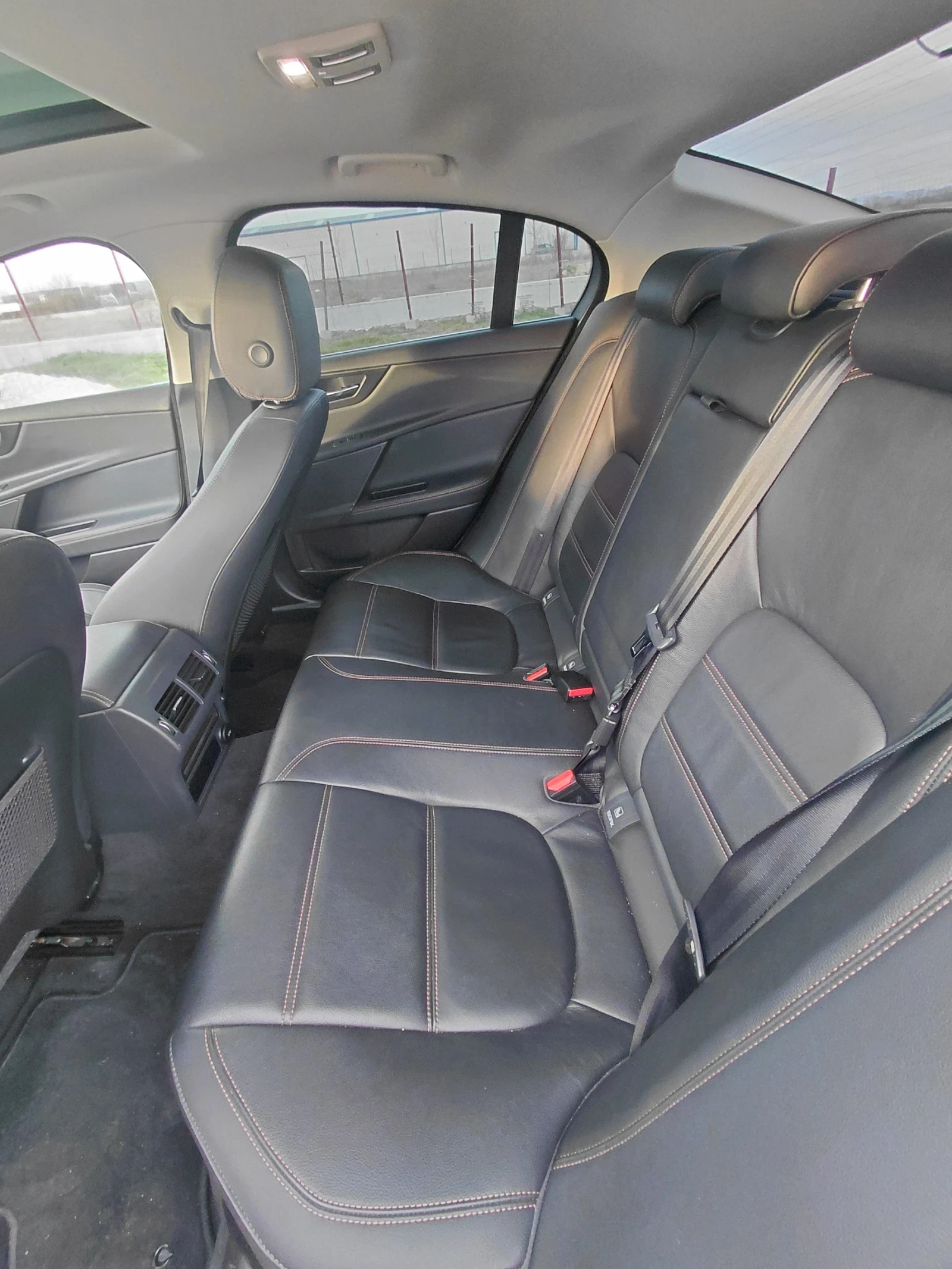 Jaguar XE 2.0, снимка 8 - Автомобили и джипове - 54222174