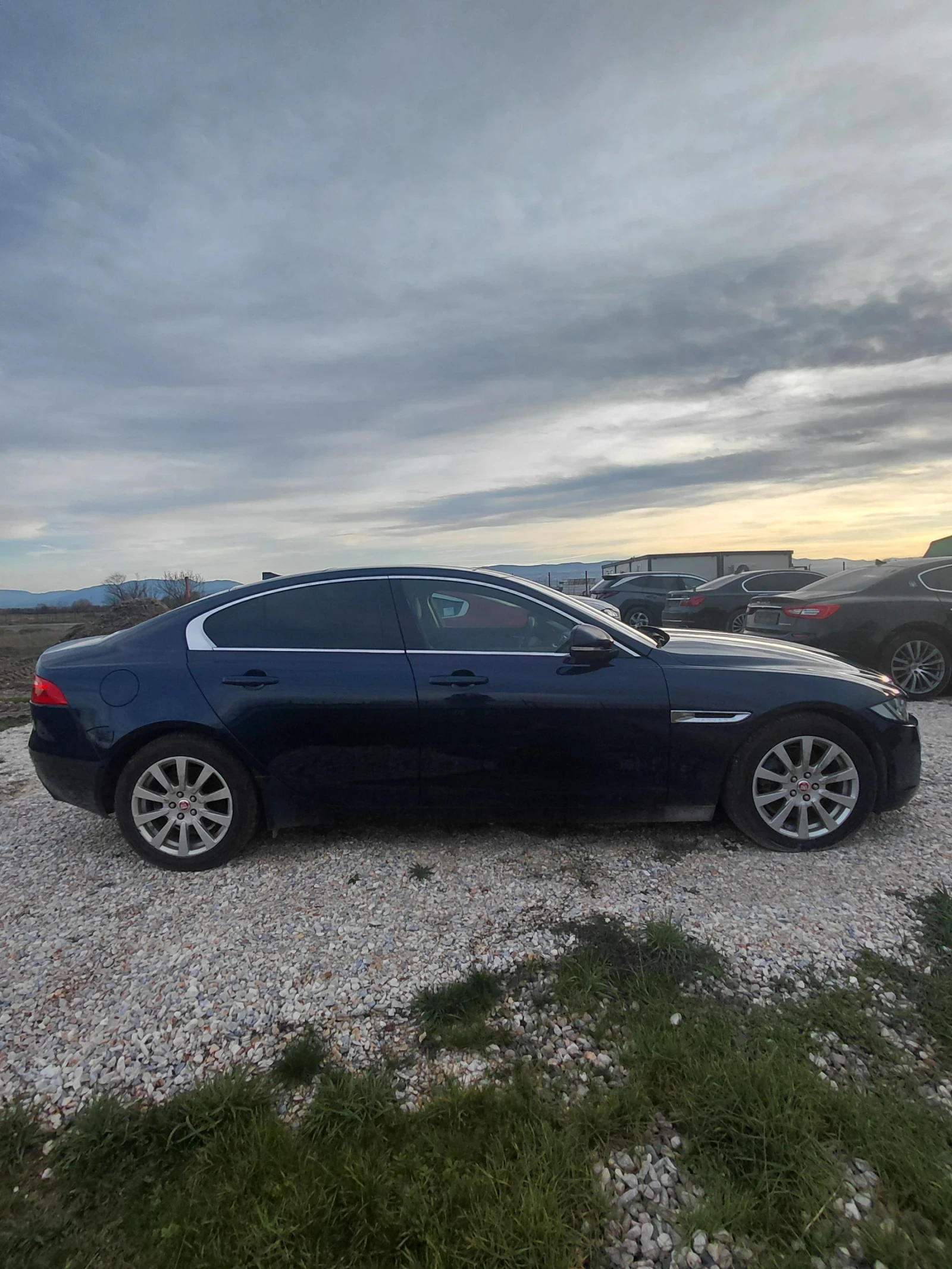 Jaguar XE 2.0, снимка 4 - Автомобили и джипове - 54222174