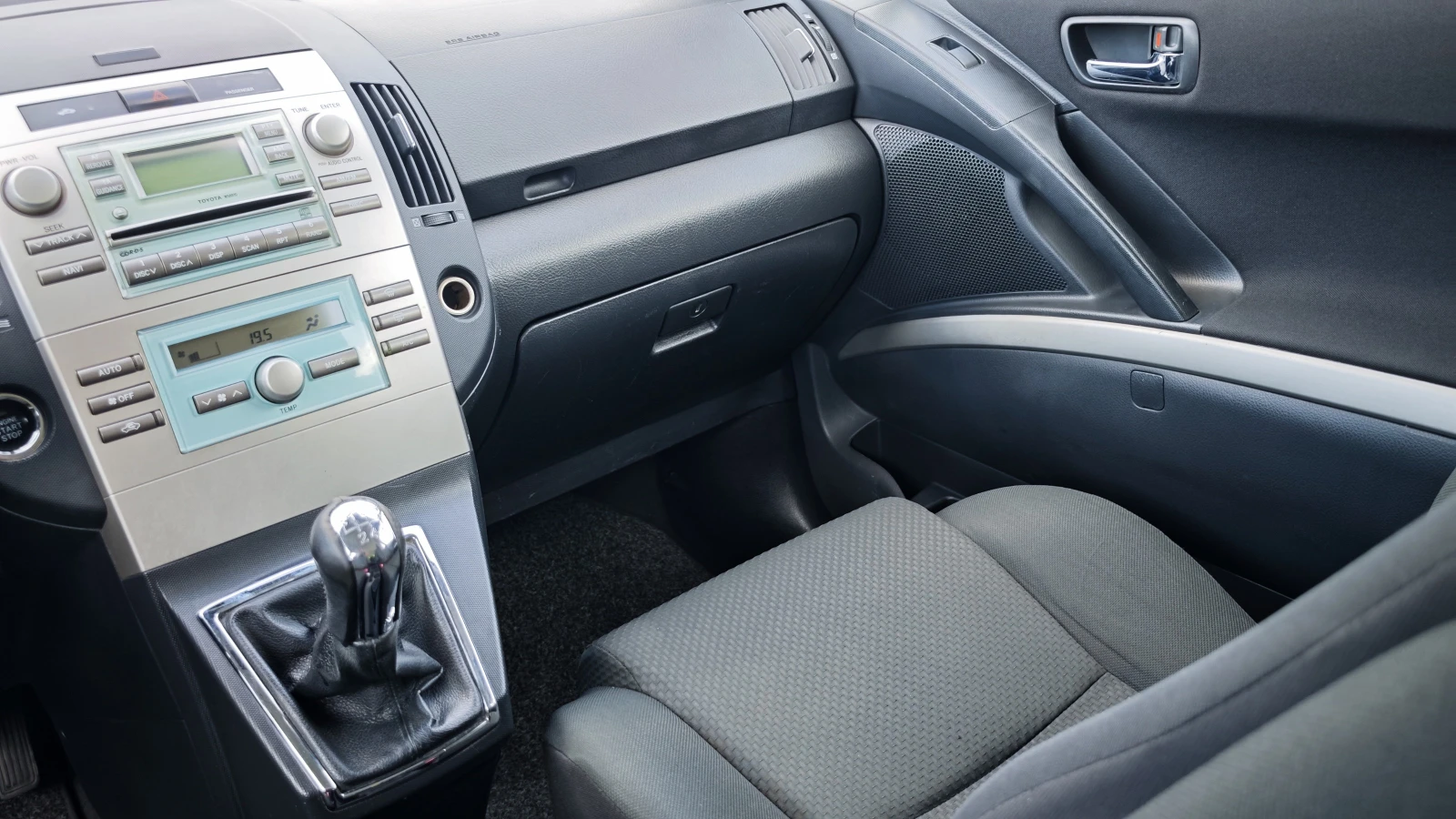 Toyota Corolla verso 2.2 D-4D, снимка 12 - Автомобили и джипове - 54685811