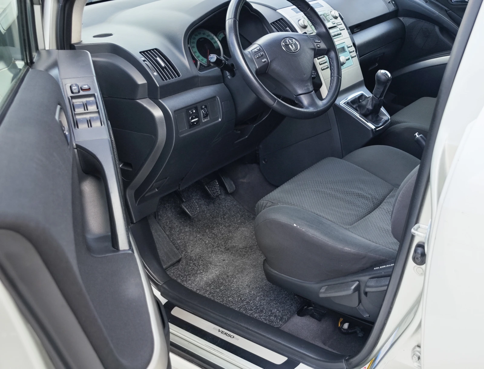 Toyota Corolla verso 2.2 D-4D, снимка 9 - Автомобили и джипове - 54685811
