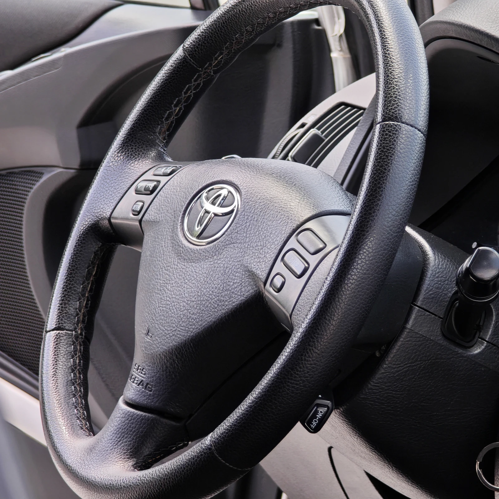 Toyota Corolla verso 2.2 D-4D, снимка 15 - Автомобили и джипове - 54685811