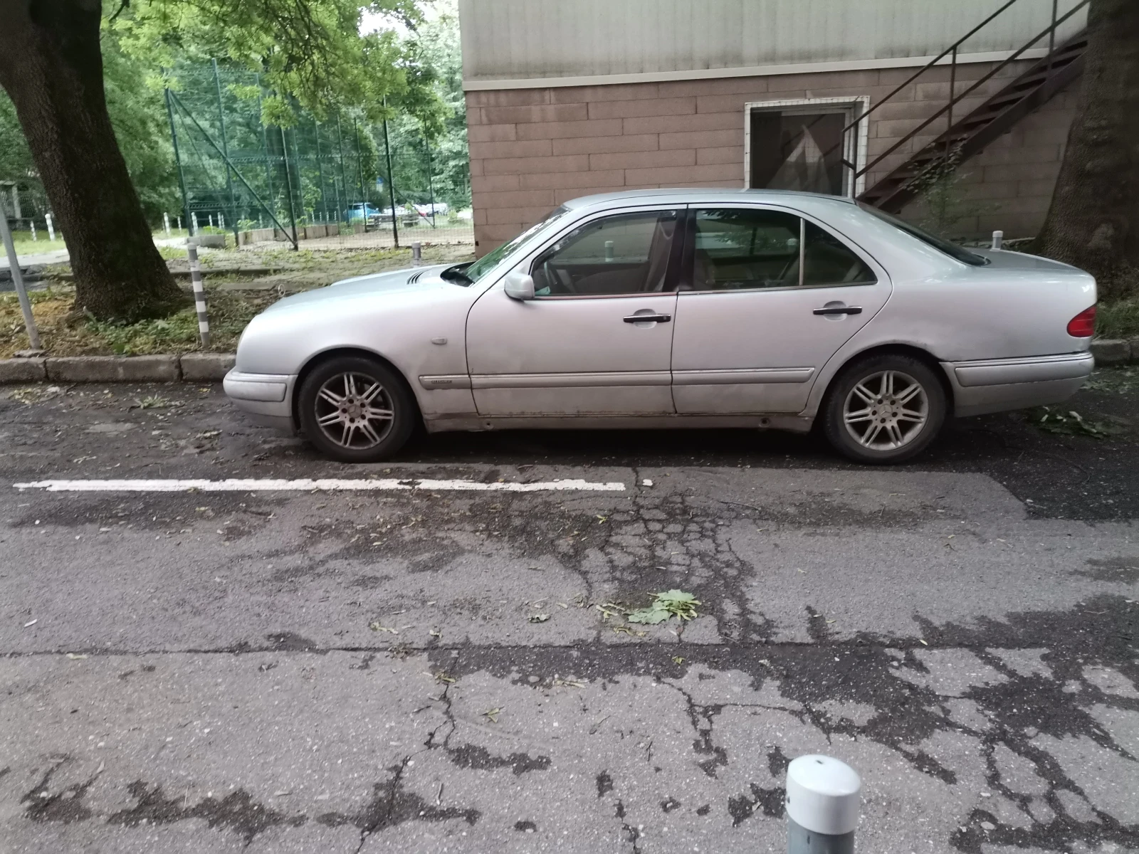 Mercedes-Benz E 230, снимка 3 - Автомобили и джипове - 54941704