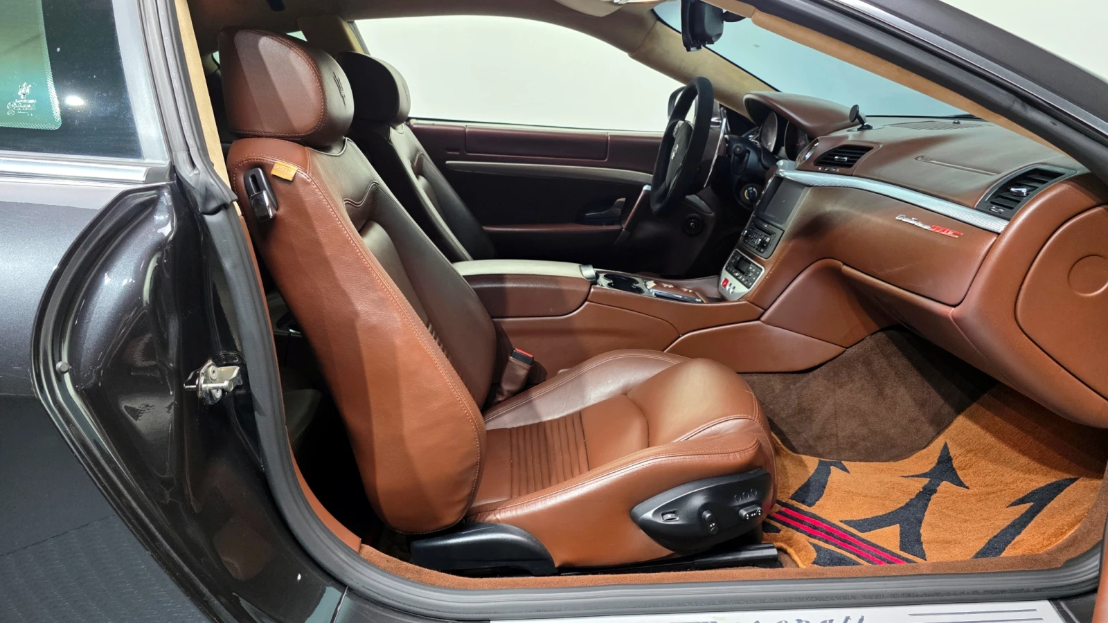 Maserati GranTurismo S 4.7* ЧИСТА ИСТОРИЯ БЕЗ ИНЦИДЕНТИ* КРАЙНА ЦЕНА, снимка 14 - Автомобили и джипове - 55043305