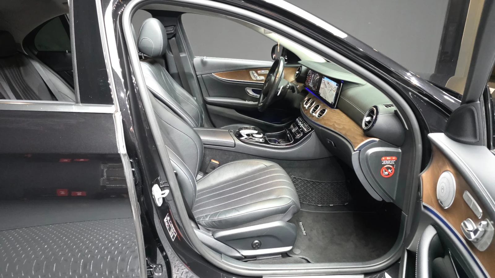 Mercedes-Benz E 300 4Matic * BURM * 360 * HUD* ОБДУХ * DIGI * М. ТОЧКА, снимка 11 - Автомобили и джипове - 55938421