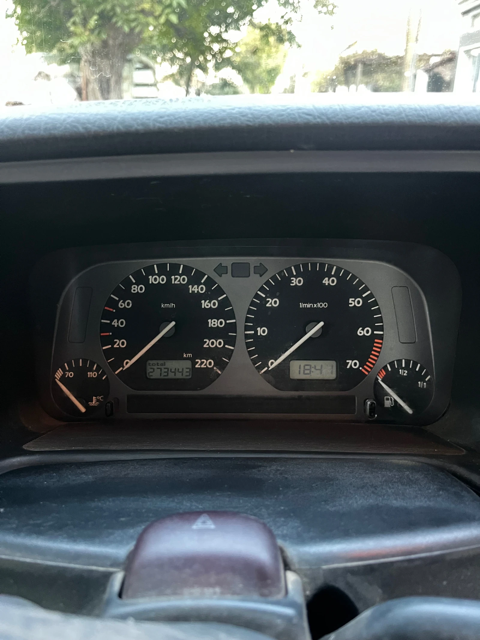 VW Vento, снимка 6 - Автомобили и джипове - 56442620