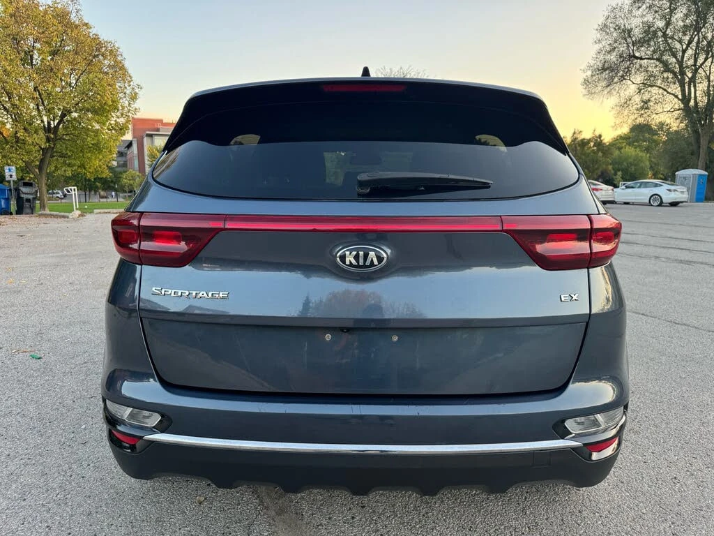 Kia Sportage * АВТО КРЕДИТ* ЦЕНА ДО БГ * СЕРВИЗНА ИСТОРИЯ *  - изображение 4