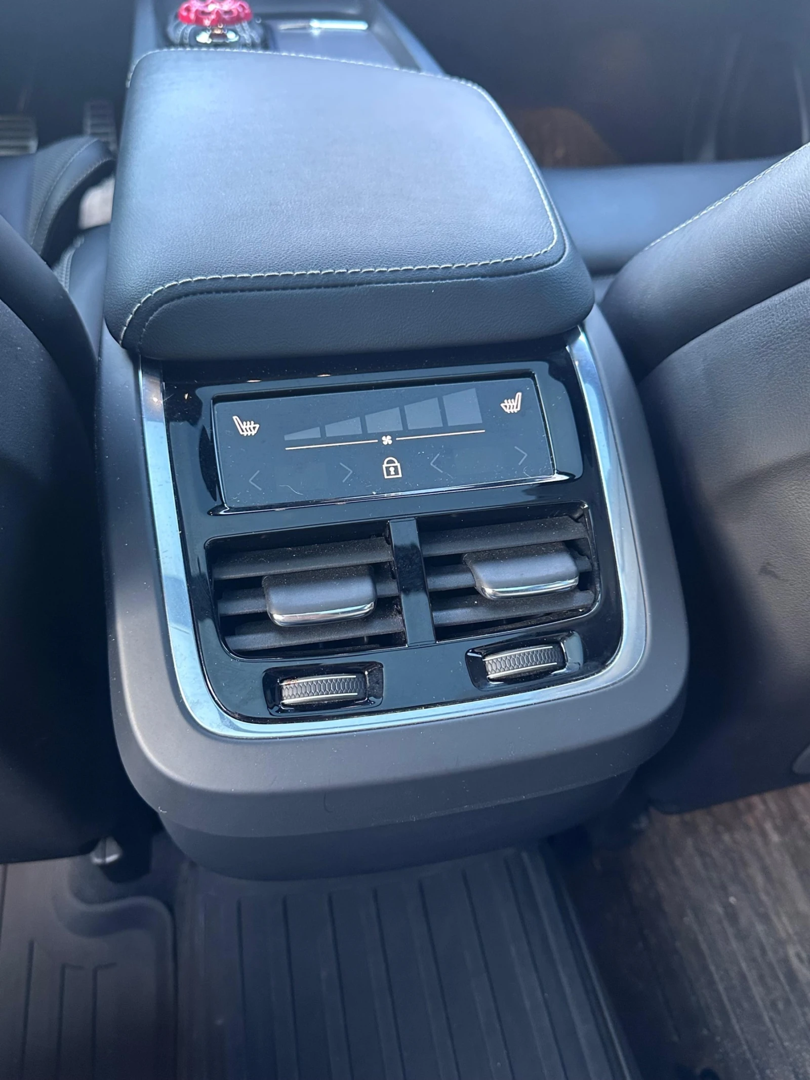 Volvo XC60 T6* R* DESIGN* BOWER* WILKINS* 360КАМЕРА* ХЕДЪП* , снимка 16 - Автомобили и джипове - 54151892