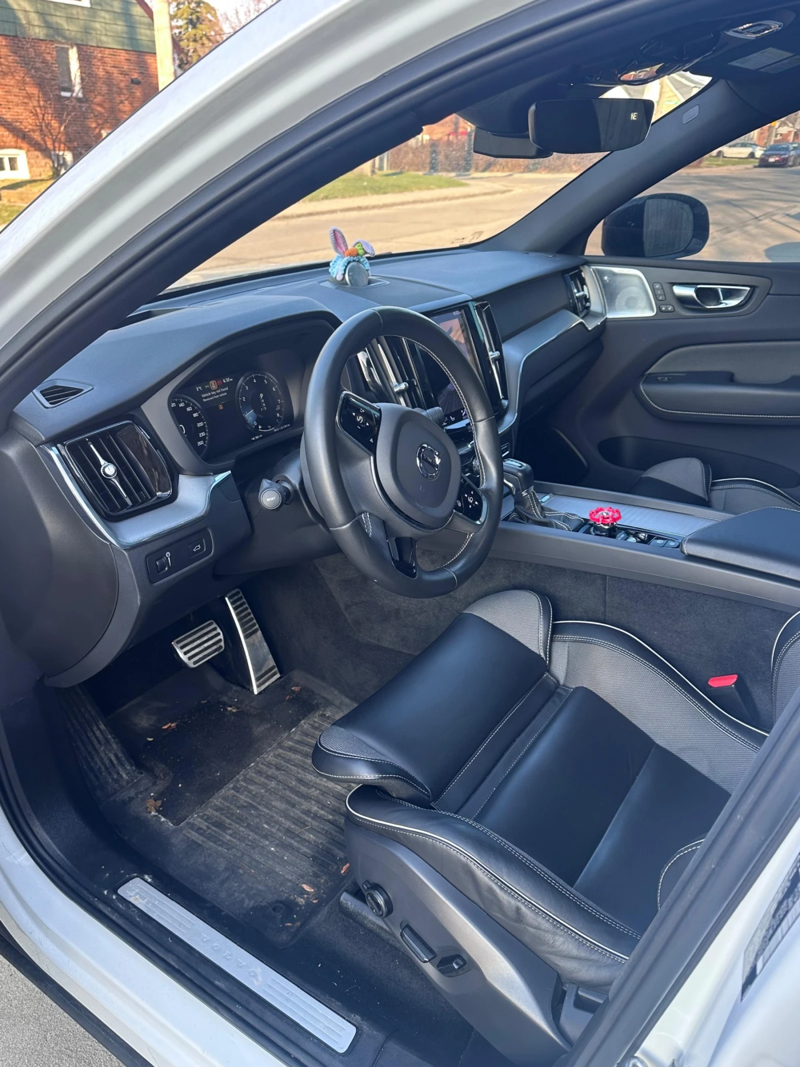 Volvo XC60 T6* R* DESIGN* BOWER* WILKINS* 360КАМЕРА* ХЕДЪП* , снимка 7 - Автомобили и джипове - 54151892