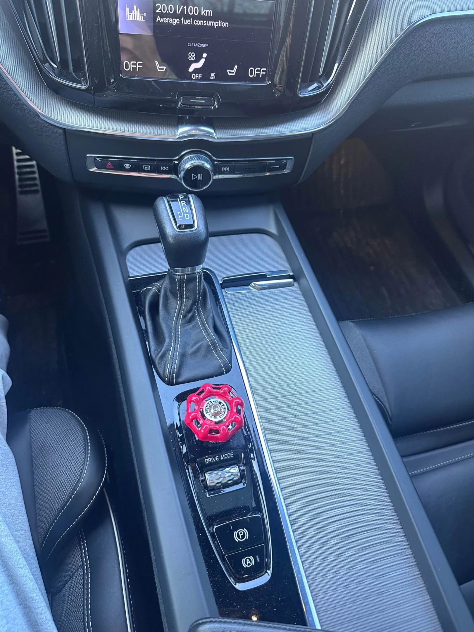 Volvo XC60 T6* R* DESIGN* BOWER* WILKINS* 360КАМЕРА* ХЕДЪП* , снимка 9 - Автомобили и джипове - 54151892