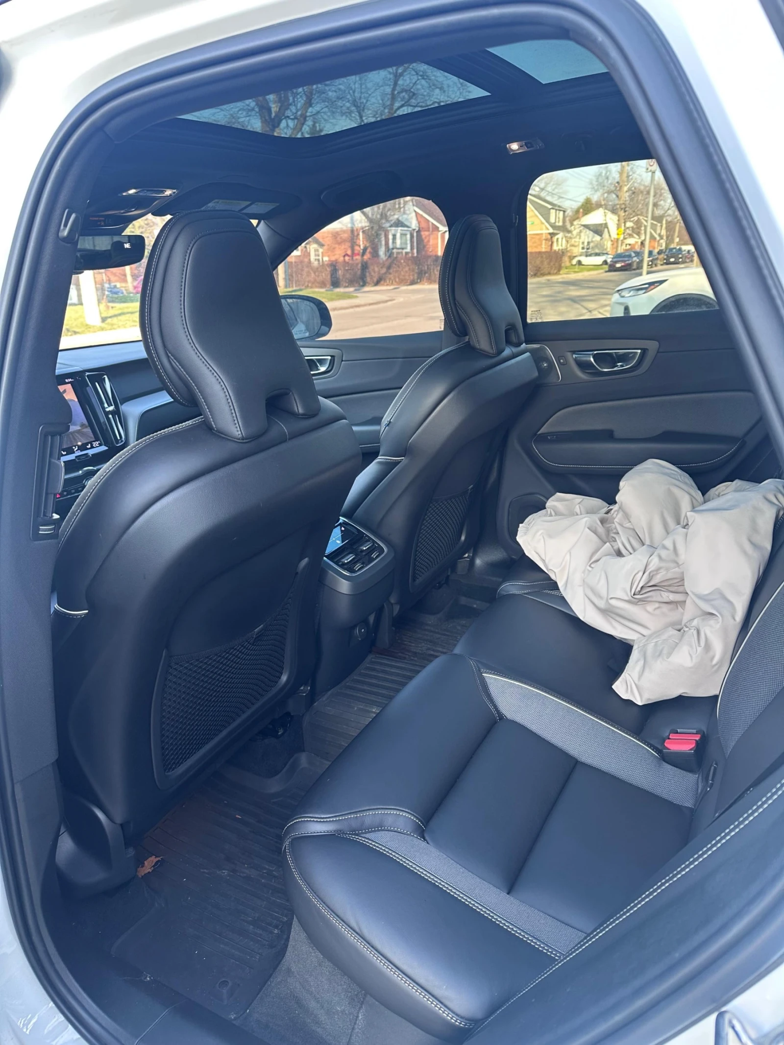 Volvo XC60 T6* R* DESIGN* BOWER* WILKINS* 360КАМЕРА* ХЕДЪП* , снимка 15 - Автомобили и джипове - 54151892