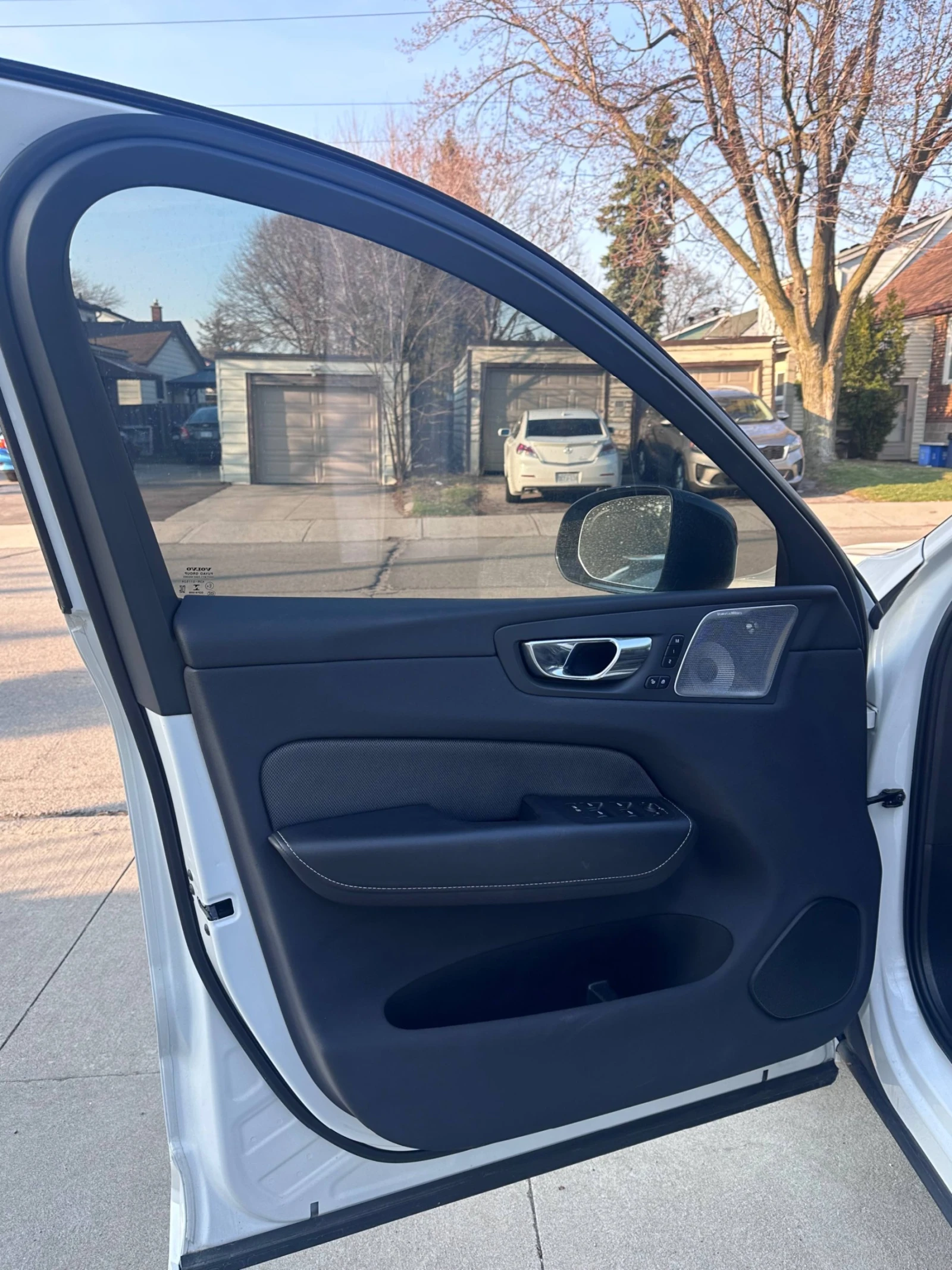 Volvo XC60 T6* R* DESIGN* BOWER* WILKINS* 360КАМЕРА* ХЕДЪП* , снимка 6 - Автомобили и джипове - 54151892