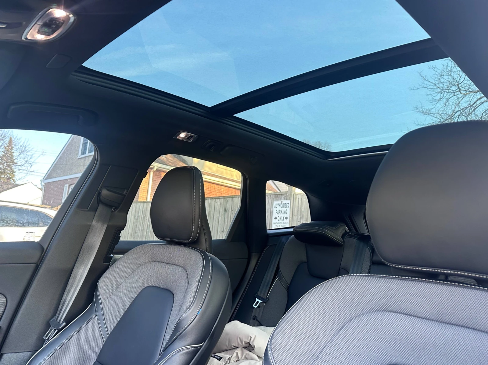 Volvo XC60 T6* R* DESIGN* BOWER* WILKINS* 360КАМЕРА* ХЕДЪП* , снимка 14 - Автомобили и джипове - 54151892