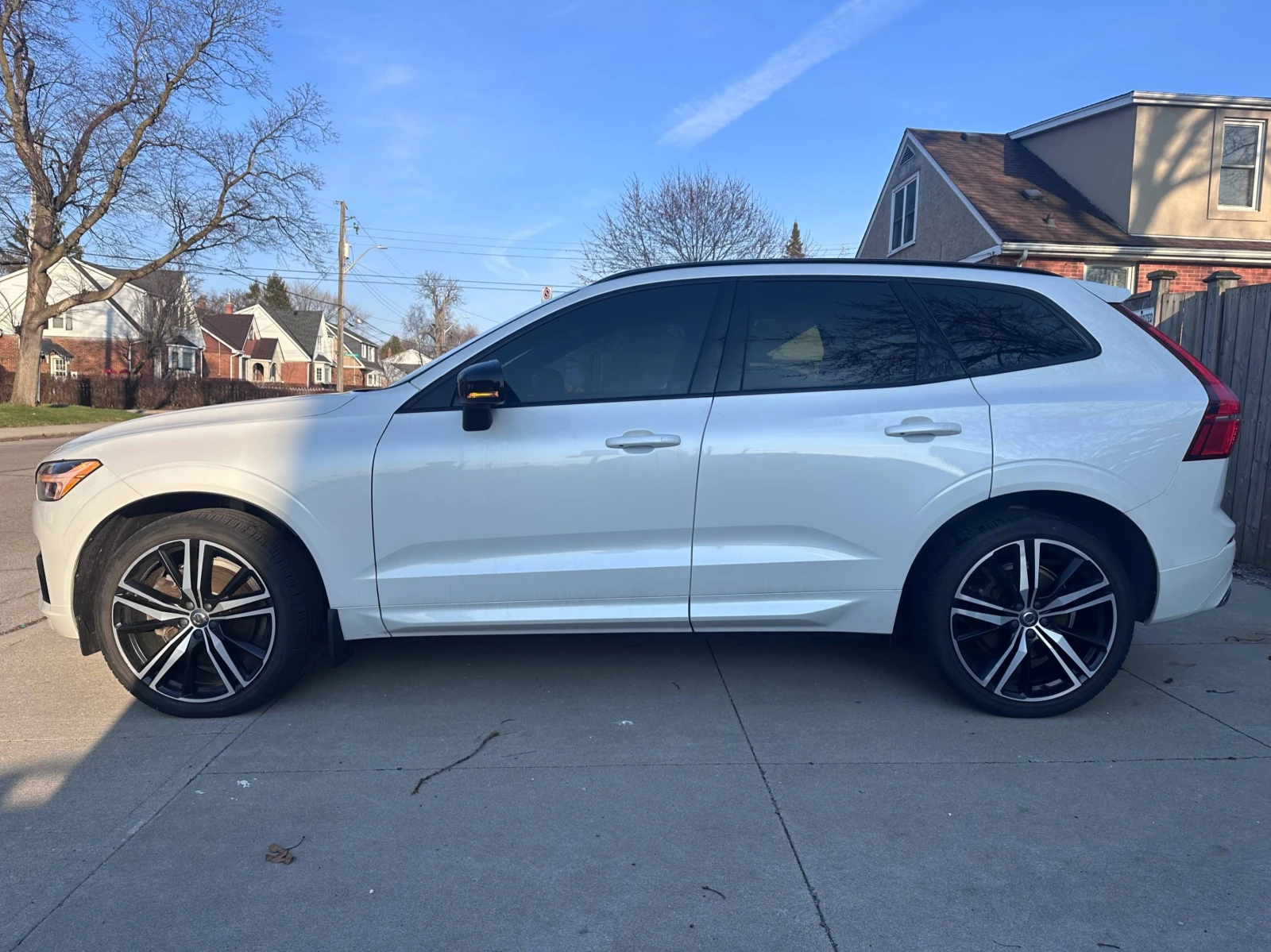 Volvo XC60 T6* R* DESIGN* BOWER* WILKINS* 360КАМЕРА* ХЕДЪП* , снимка 3 - Автомобили и джипове - 54151892