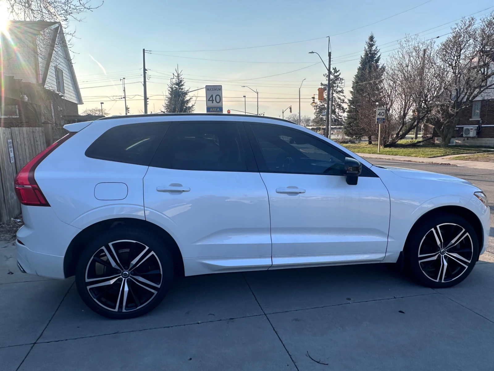 Volvo XC60 T6* R* DESIGN* BOWER* WILKINS* 360КАМЕРА* ХЕДЪП* , снимка 2 - Автомобили и джипове - 54151892