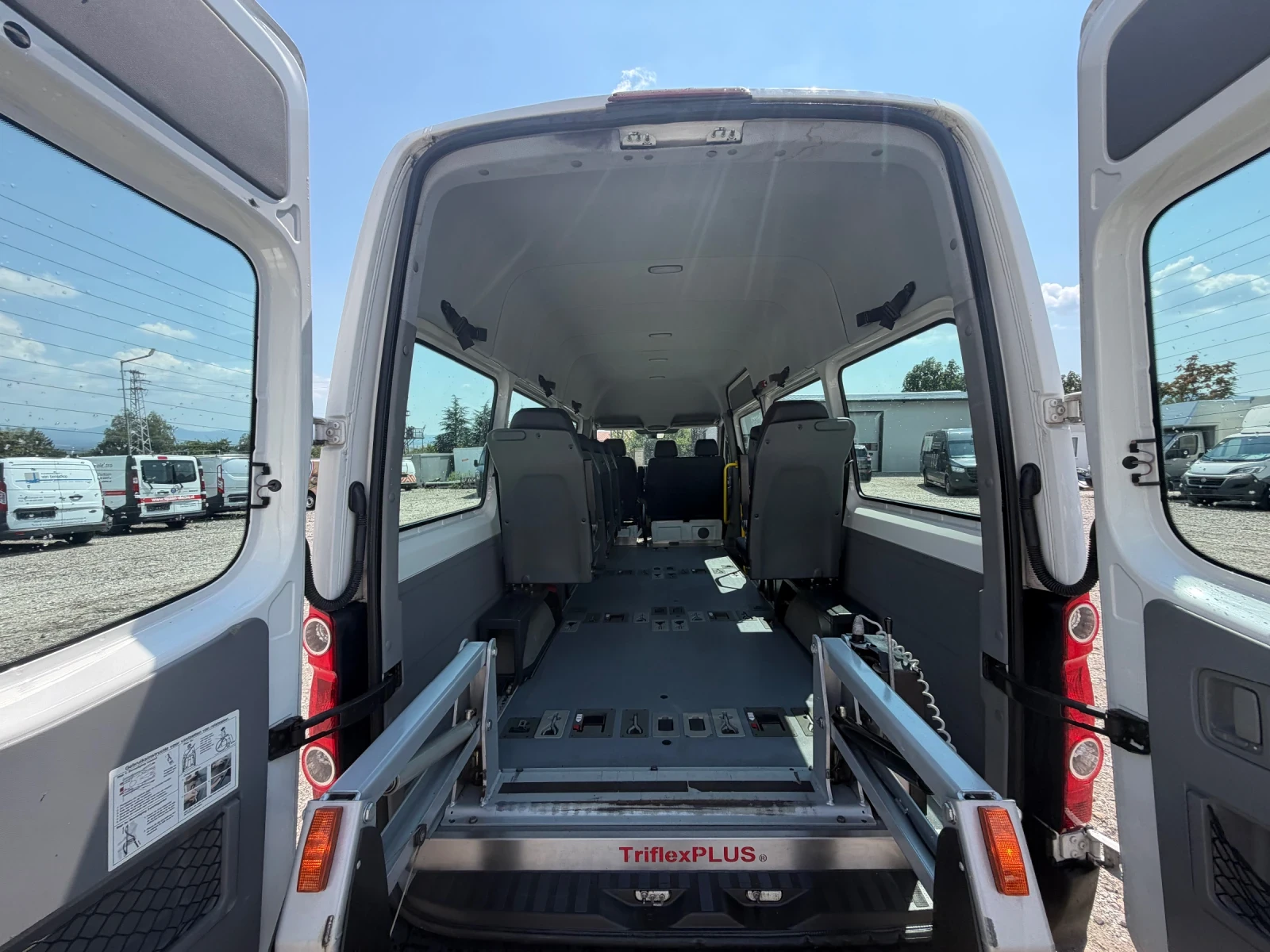 VW Crafter MAKCИ!9МЕСТА!СТРАНИЧНА ВРАТА!РАМПА!, снимка 9 - Бусове и автобуси - 55615675