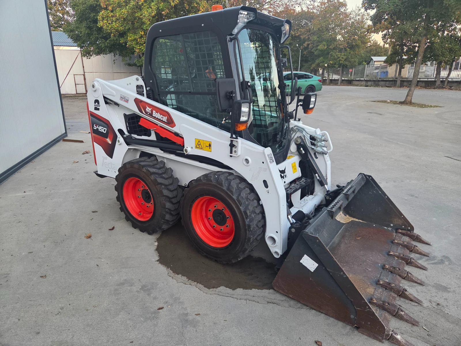 Мини челни товарачи Bobcat S450
