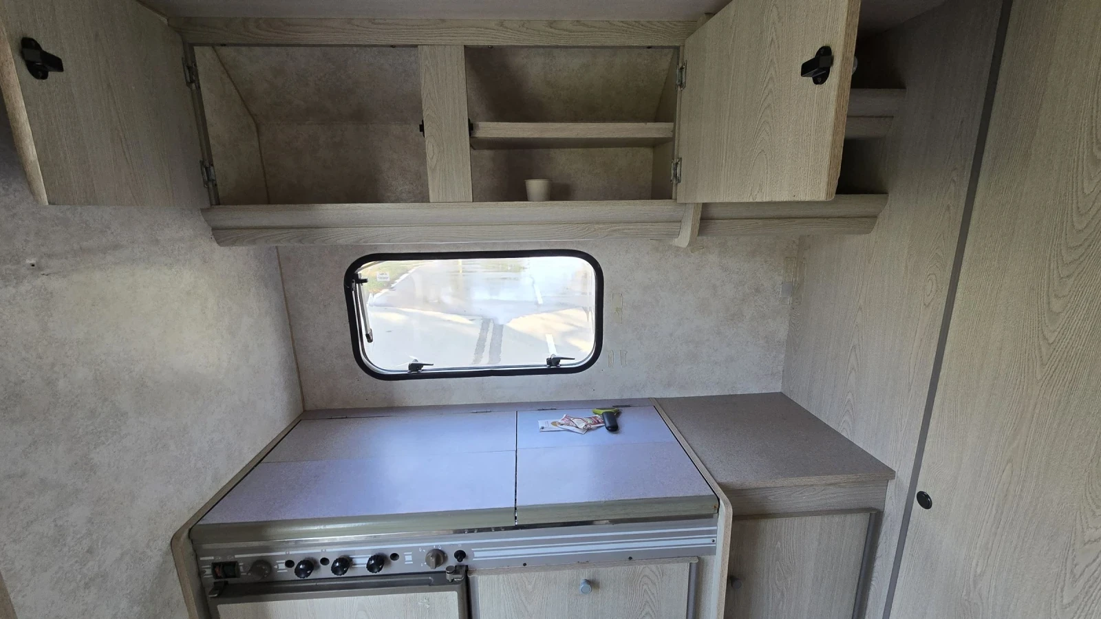 Каравана Caravelair A4209, снимка 12 - Каравани и кемпери - 53875655